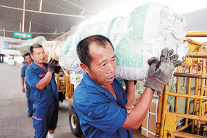 高溫下，追著火車跑的搬運工 每天裝卸600行包，用汗水保運輸暢通